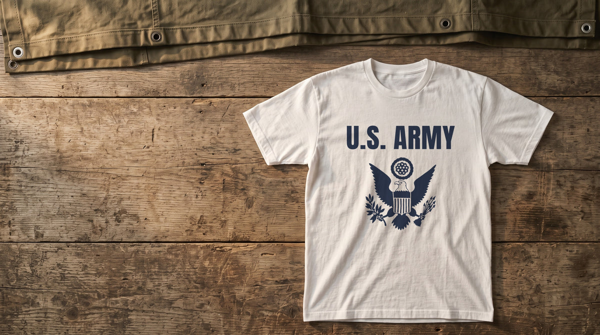 T-shirt Red Ball Express U.S. Army Grand Sceau posé sur un établi en bois, près d'une bâche de toile kaki